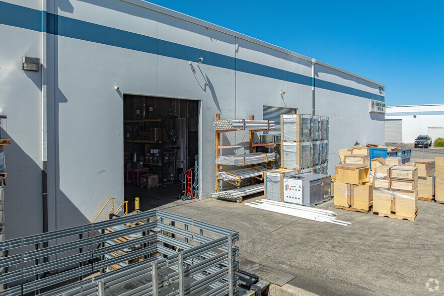 More Photos Of 7307 Roseville Rd, Sacramento Unknown For Lease