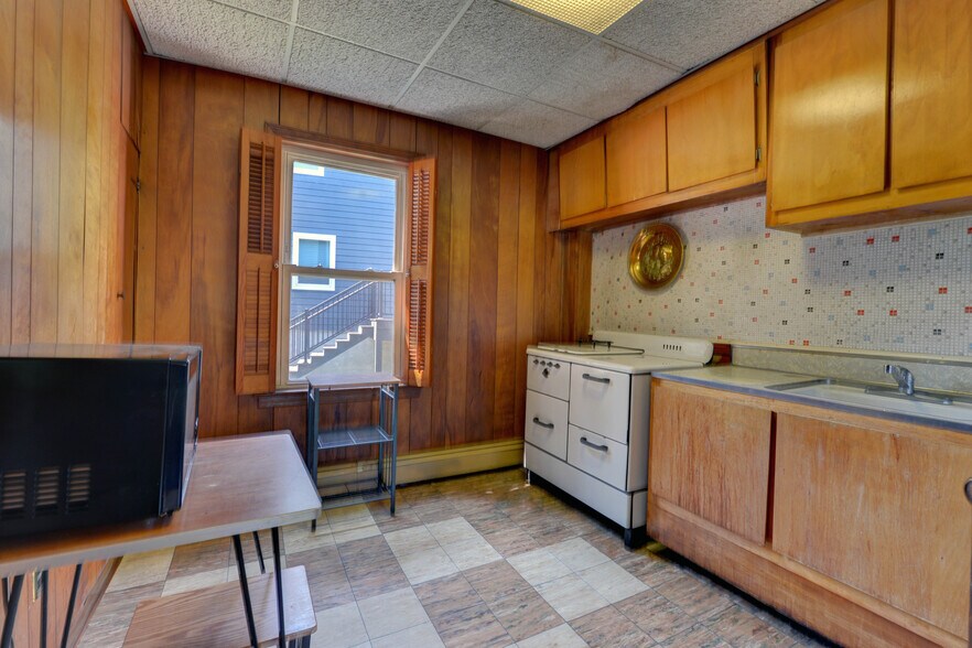 More Photos Of 120 Newark Pompton Tpke, Pequannock Storefront Retail Residential For Sale