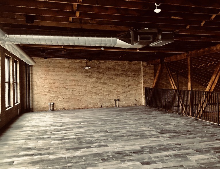 More Photos Of 1640 W Carroll Ave, Chicago Showroom For Lease