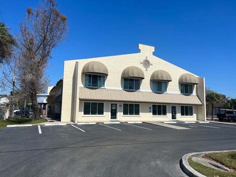 More Photos Of 5701 Houchin St, Naples Light Manufacturing For Lease