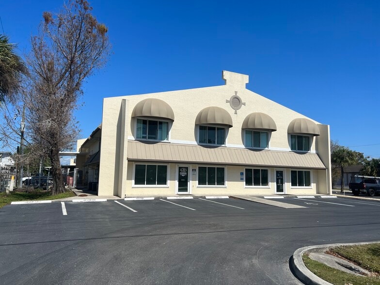 More Photos Of 5701 Houchin St, Naples Light Manufacturing For Lease