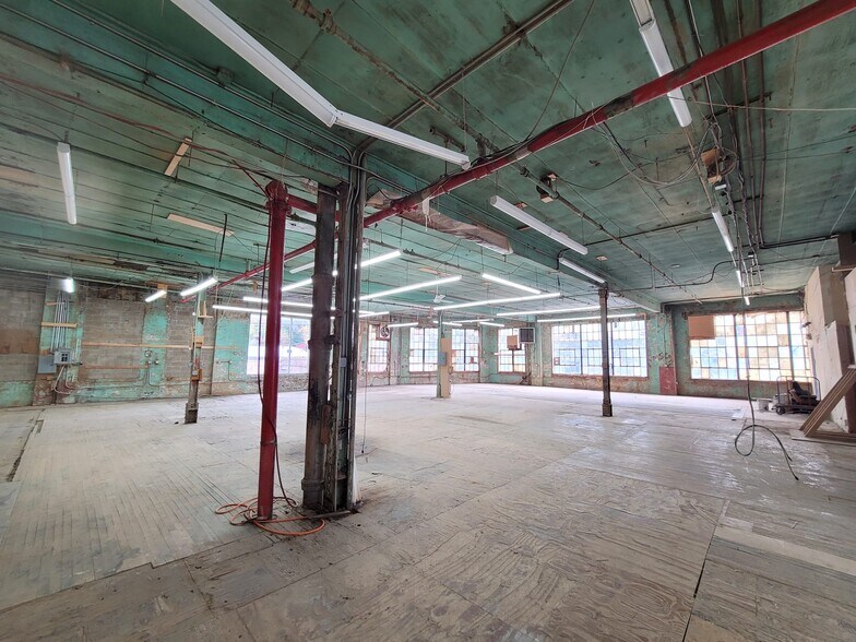 More Photos Of 830 Barry St, Bronx Warehouse For Lease