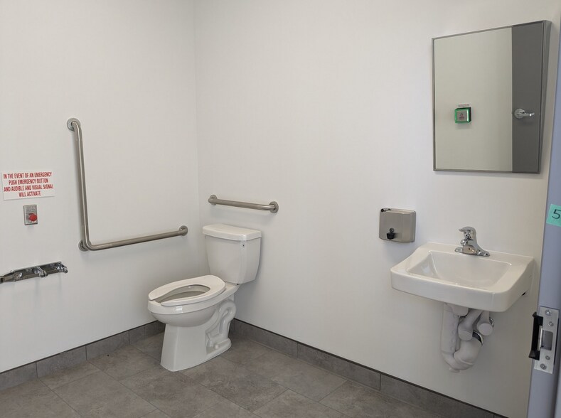 More Photos Of 241 King St, Barrie Unknown For Lease