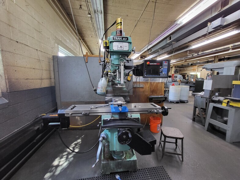 More Photos Of 15321 W Eleven Mile Rd, Oak Park Manufacturing For Sale