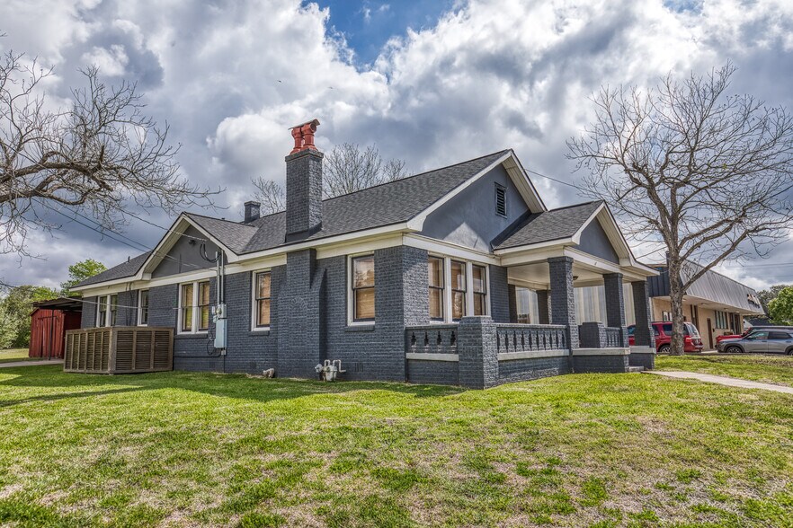 More Photos Of 404 W Main St, Bellville Office Residential For Sale