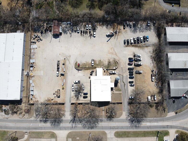 More Photos Of 1012 Shady Oaks Dr, Denton Warehouse For Lease