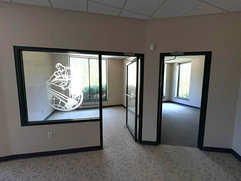 More Photos Of 9980 S Oakwood Park Dr, Franklin Manufacturing For Sale