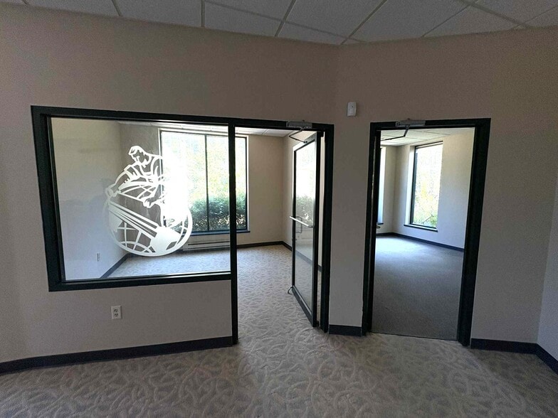 More Photos Of 9980 S Oakwood Park Dr, Franklin Manufacturing For Sale