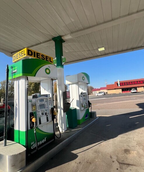 More Photos Of 101 W Hill St, Thorp Service Station For Lease