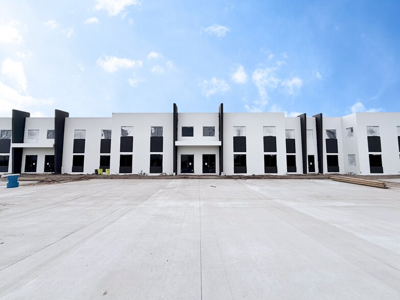 More Photos Of 3929 Pipkin Rd, Lakeland Warehouse For Lease