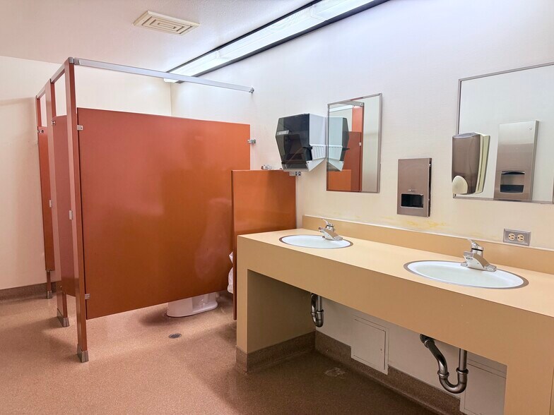 More Photos Of 1820 Oro Dam Blvd E, Oroville Bank For Lease