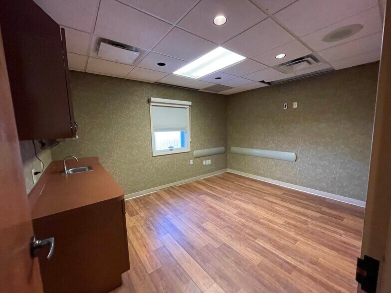 More Photos Of 11345 Pembrooke Sq, Waldorf Medical For Sale