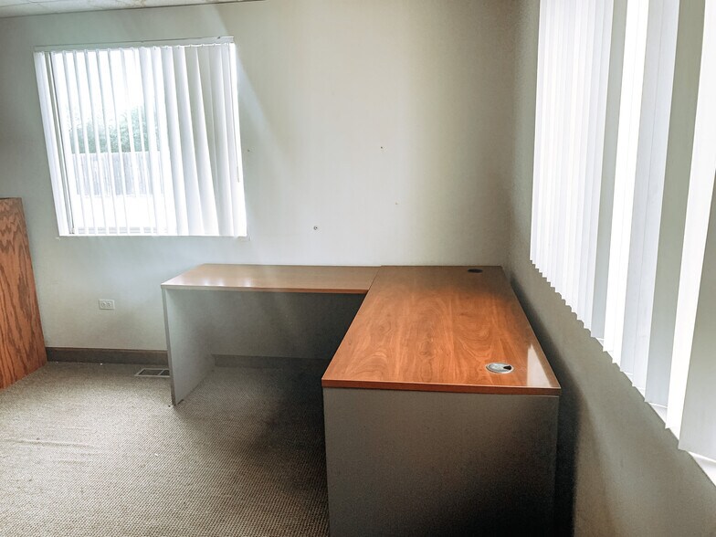 More Photos Of 271 E North Ave, Glendale Heights Freestanding For Sale