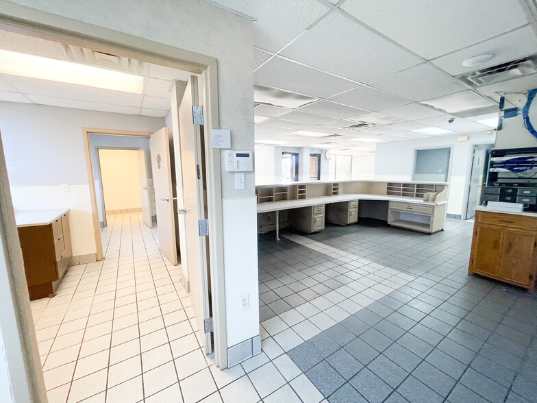 More Photos Of 7902 Slide Rd, Lubbock Veterinarian Kennel For Lease