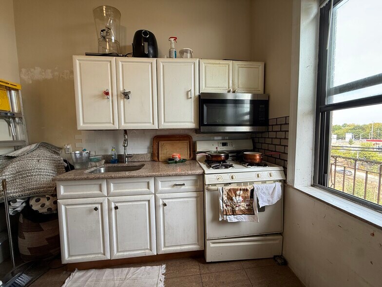 More Photos Of 811 30th St, Union City Storefront Retail Residential For Sale