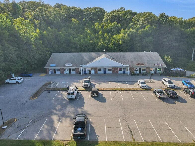 More Photos Of 32 E Hampton Rd, Marlborough Freestanding For Lease
