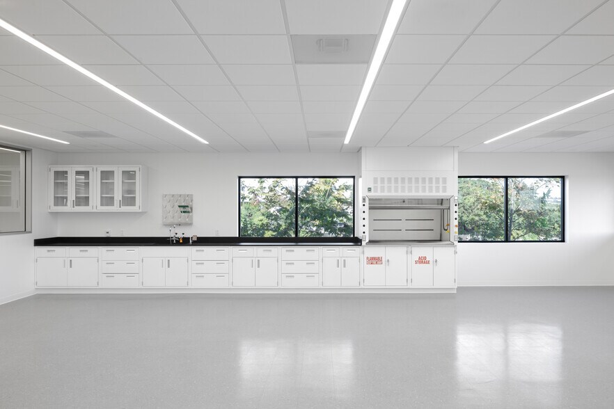 More Photos Of 2051 Palomar Airport Rd, Carlsbad Research And Development For Lease