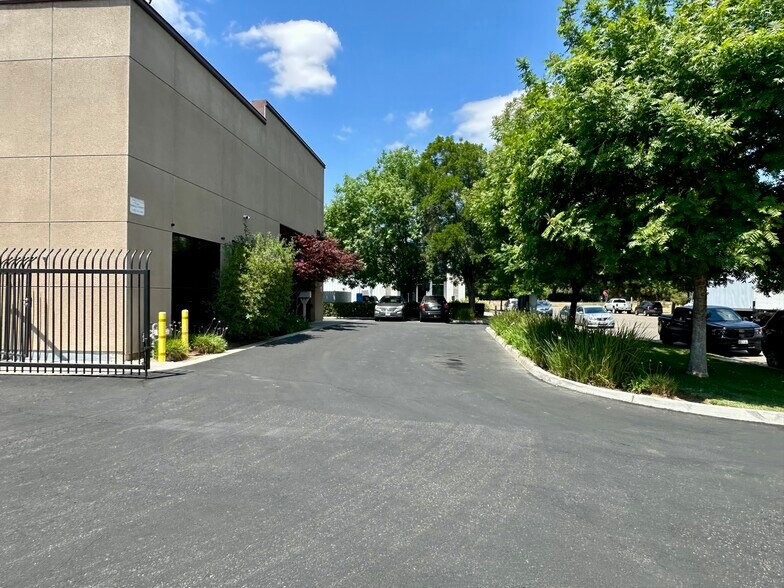 More Photos Of 96 S West Ave, Fresno Warehouse For Lease