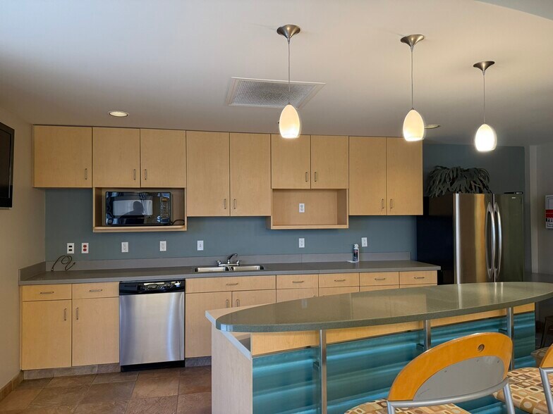 More Photos Of 909 E Republic Rd, Springfield Office For Sale