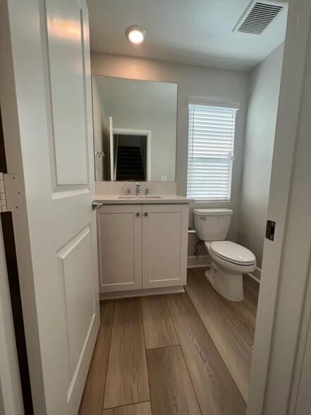 More Photos Of 3005 Cochran St, Simi Valley Specialty For Lease