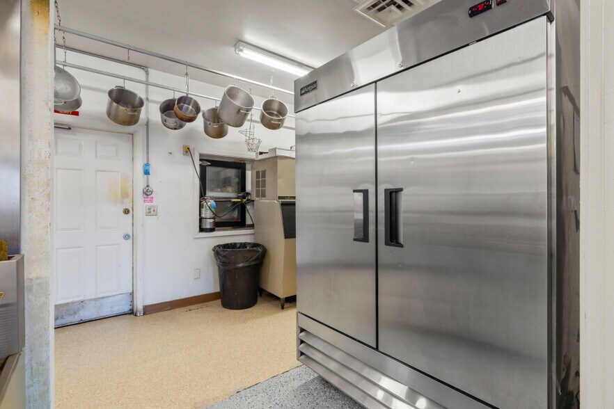 More Photos Of 2126 Broadway st, Malin Sports And Entertainment For Sale