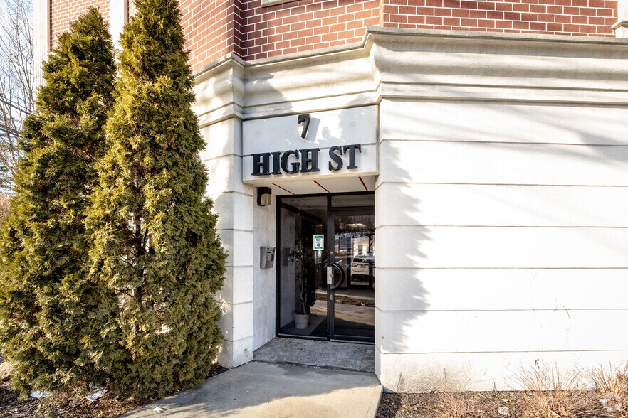 More Photos Of 7 High St, Huntington Office For Lease