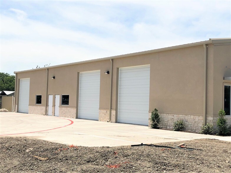 More Photos Of 105 King Rd, Frisco Showroom For Lease