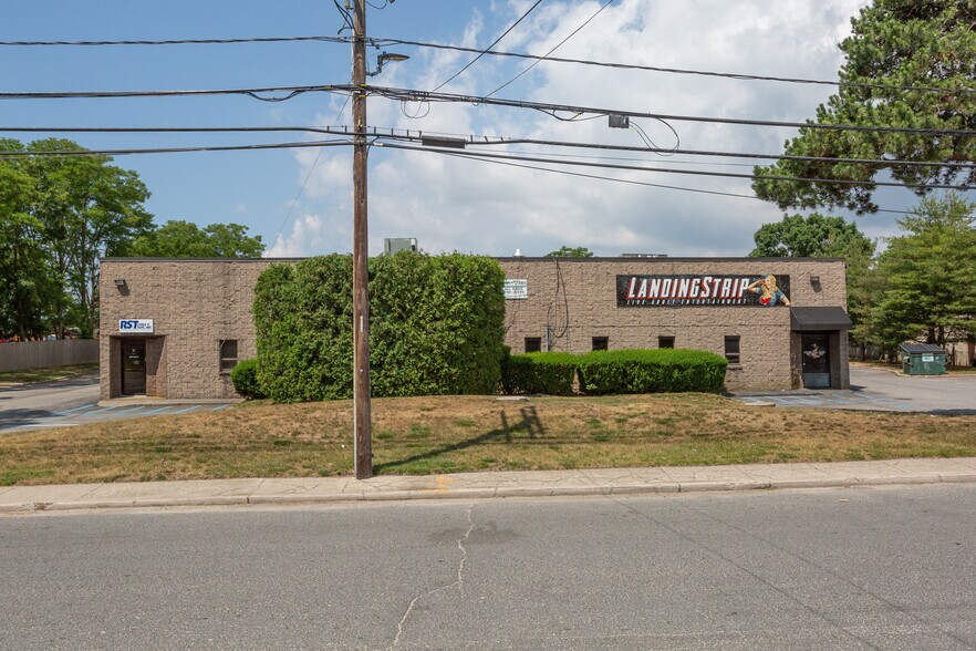 More Photos Of 2130 Pond Rd, Ronkonkoma Warehouse For Lease