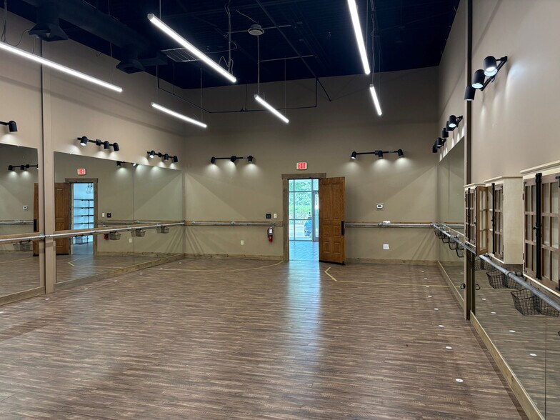More Photos Of 410 Lightfoot Rd, Williamsburg Storefront Retail Office For Lease