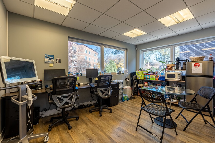 More Photos Of 912 Busse Hwy, Park Ridge Office For Lease