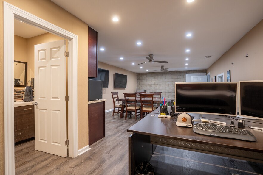 More Photos Of 39360 3rd St E, Palmdale Warehouse For Lease