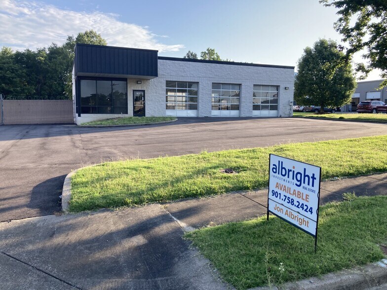 Primary Photo Of 7990 Patriot Cv, Cordova Auto Repair For Sale