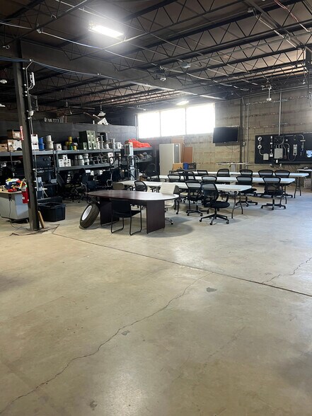 More Photos Of 1601 E Algonquin Rd, Mount Prospect Warehouse For Sale