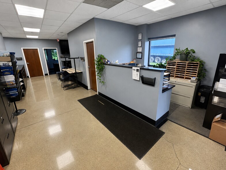More Photos Of 319 Industrial Dr, Franklin Warehouse For Lease