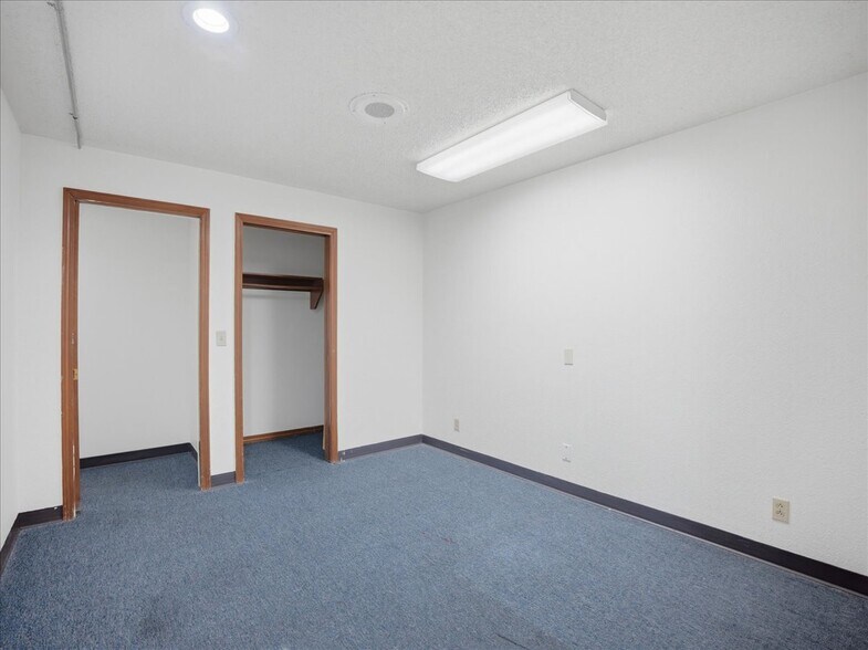More Photos Of 950-960 Uglow Ave SE, Dallas Medical For Sale