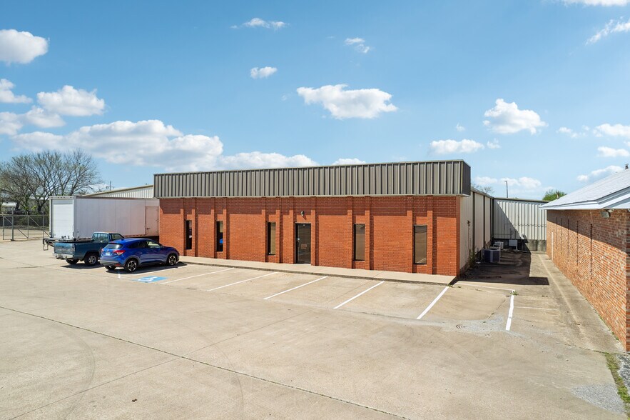 More Photos Of 710 S Adams St, Sapulpa Distribution For Sale