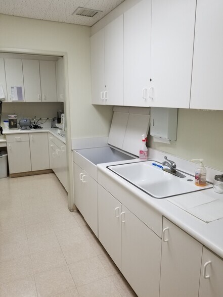 More Photos Of 400 Newport Center Dr, Newport Beach Medical For Lease