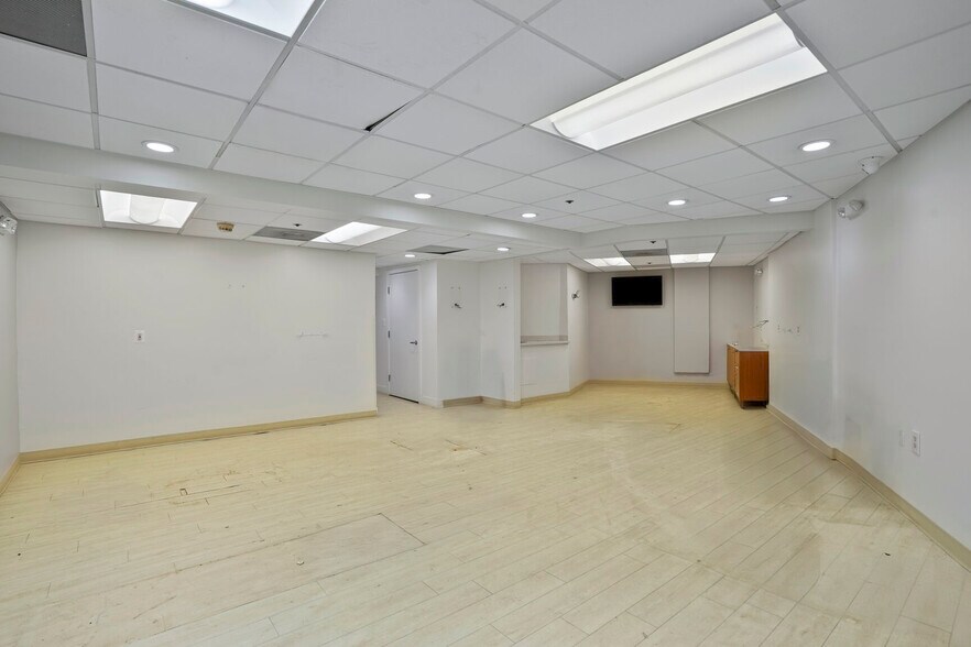 More Photos Of 3 Washington Cir NW, Washington Office For Sale