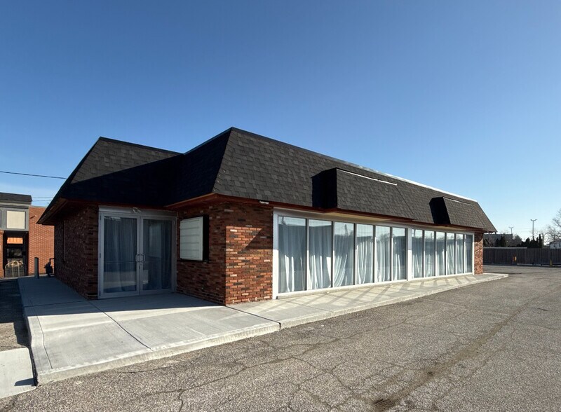 Primary Photo Of 6699 W 130th St, Cleveland Restaurant For Lease