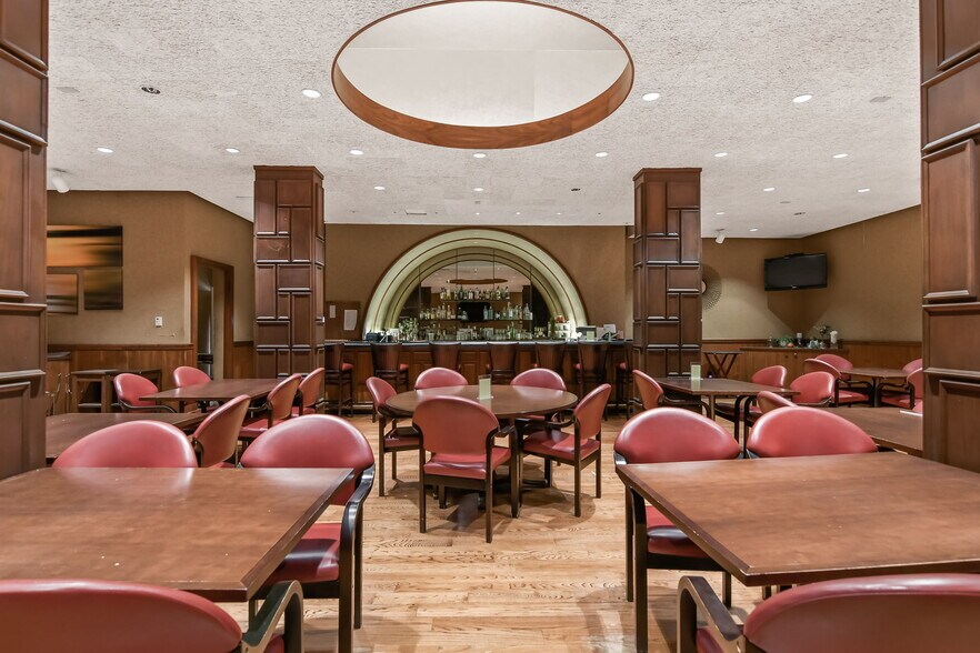 More Photos Of 227 E Adams St, Springfield Flex For Sale