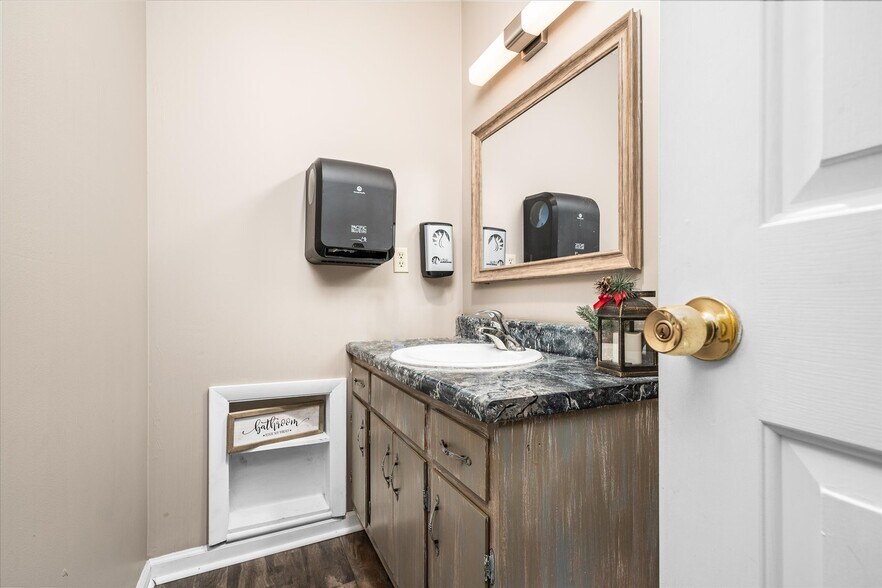 More Photos Of 142 West Ave, Crossville Medical For Sale