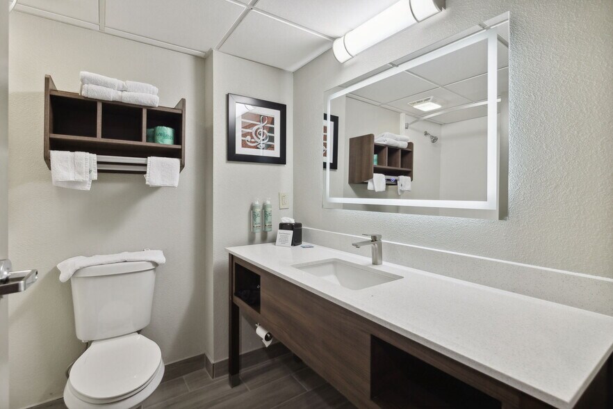 More Photos Of 126 Expressway Dr, Manchester Hotel For Sale