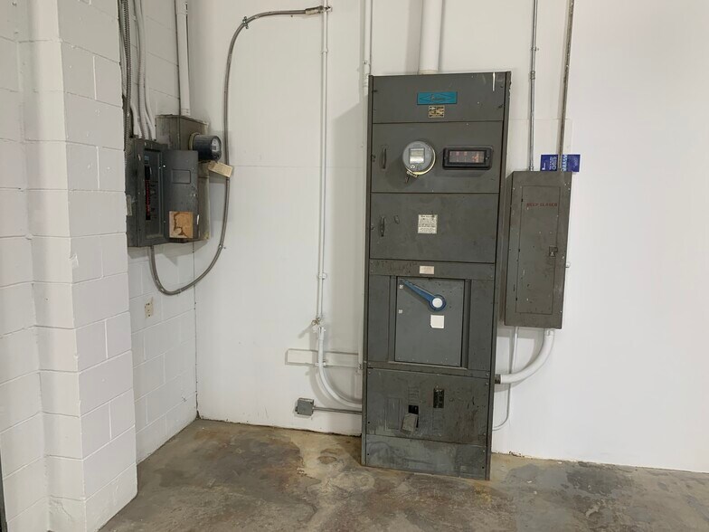 More Photos Of 15823 1/2 Stagg St, Van Nuys Warehouse For Lease