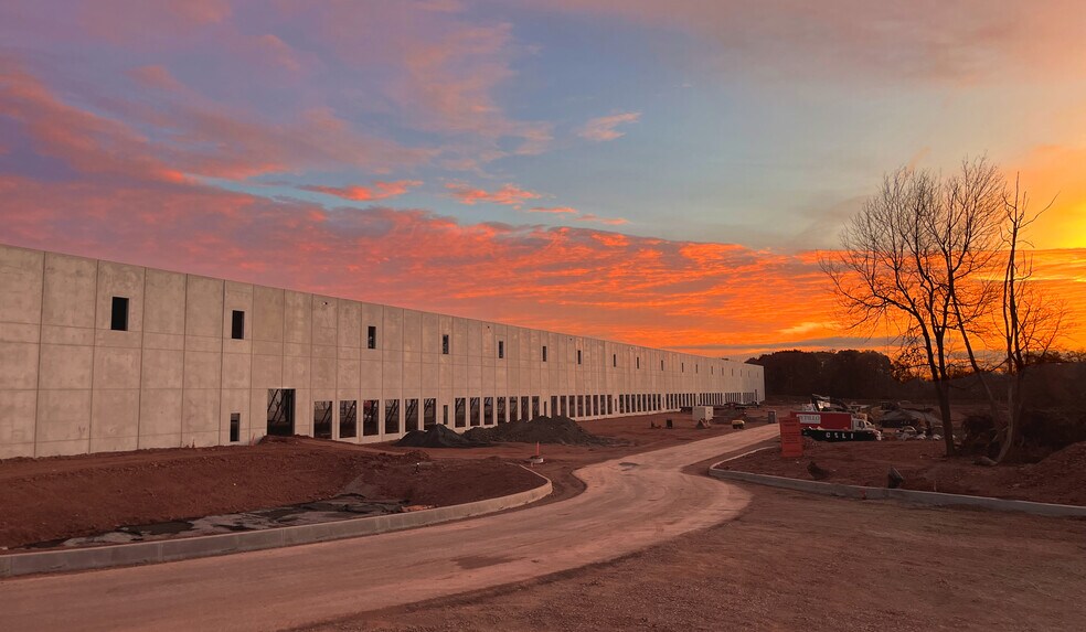 More Photos Of 395 Elizabeth Ave, Somerset Distribution For Lease