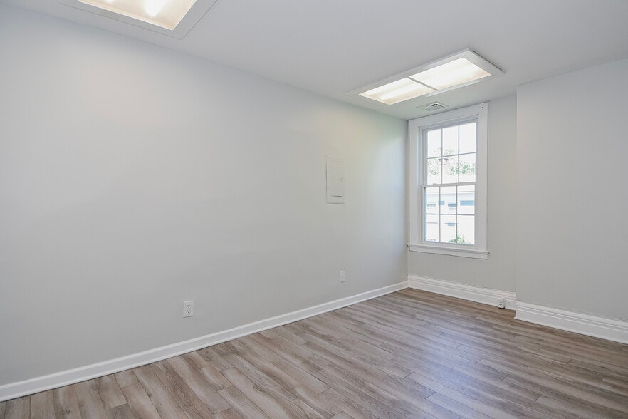 More Photos Of 93-97 Broad St, Middletown Office For Sale