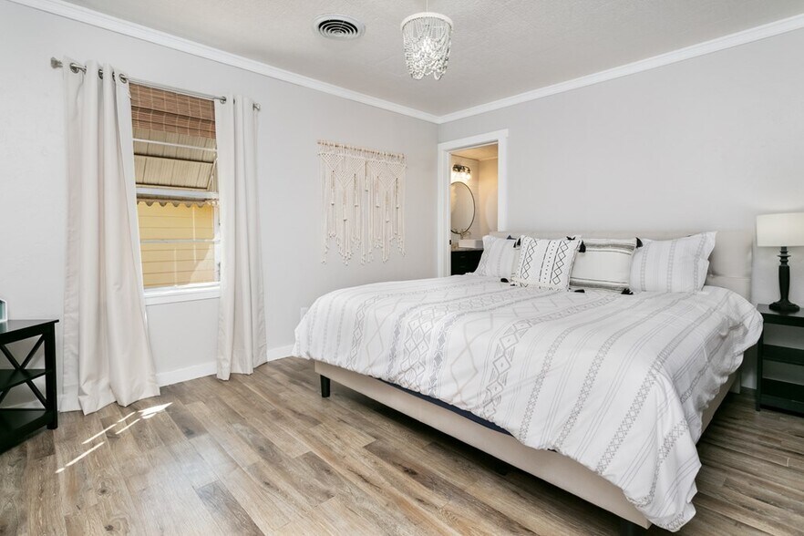 More Photos Of 333 W Burbank St, Fredericksburg Specialty For Sale
