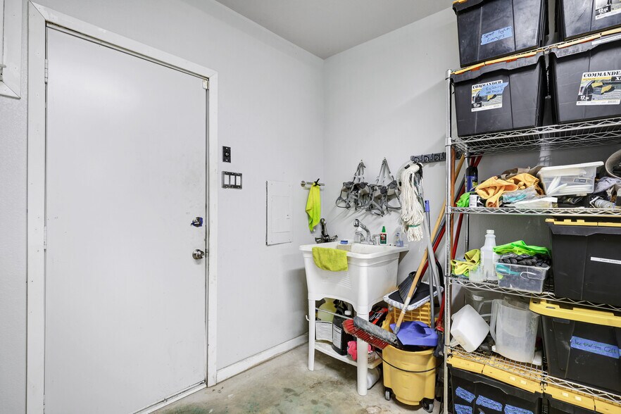 More Photos Of 1016 E Borgfeld Dr, San Antonio Flex For Sale