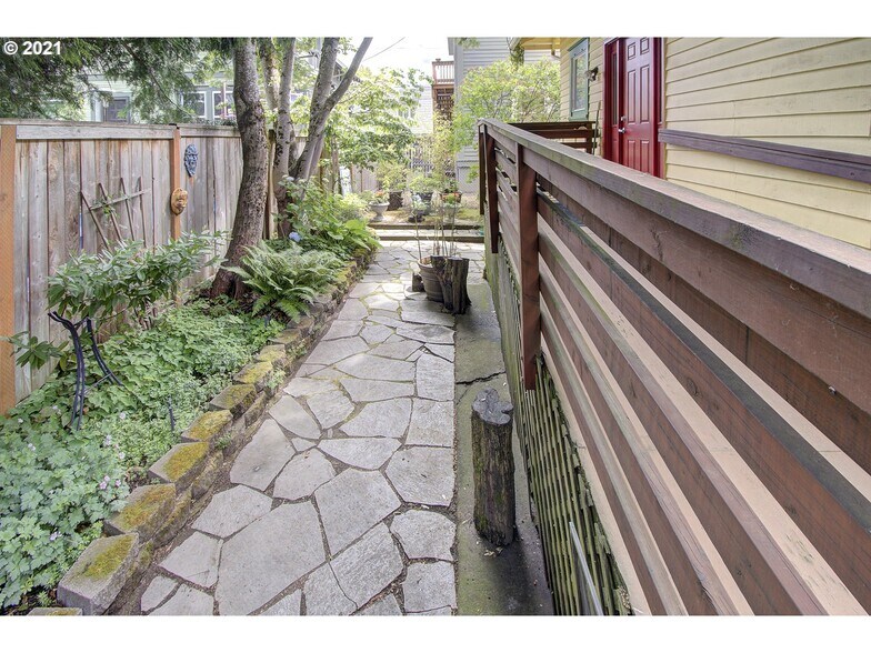 More Photos Of 4423 SE Hawthorne Blvd, Portland Office For Sale