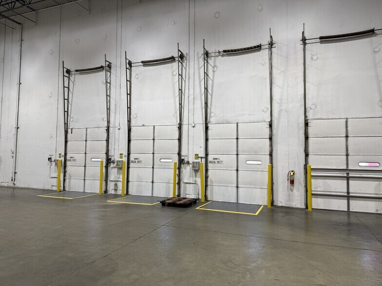 More Photos Of 6721 W 73rd St, Bedford Park Manufacturing For Sale