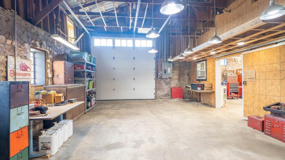 More Photos Of 105 E Couch St, Alton General Retail For Sale